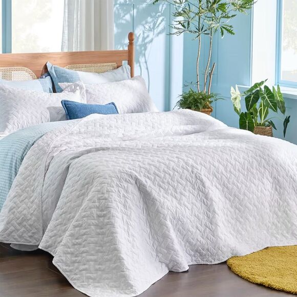 Bedsure Other - Bedsure White Quilt Set Basket Weave Pattern All-Season Bedding Twin size New!